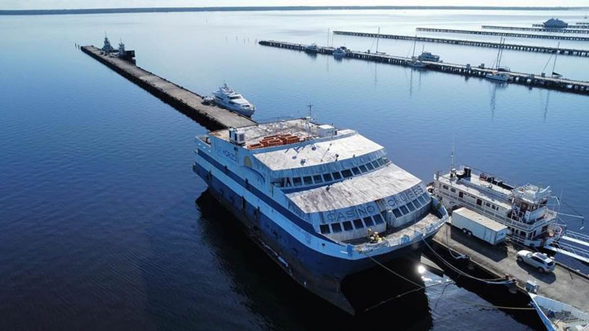 Photographer Explores Hauntingly Preserved Abandoned Casino Ship in Florida