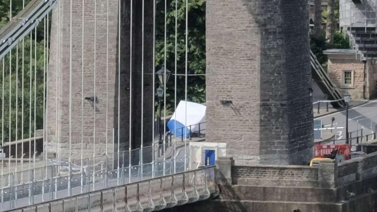 Police Launch Manhunt for Suspect Who Abandoned Suitcases Containing Human Remains at Clifton Suspension Bridge in Bristol