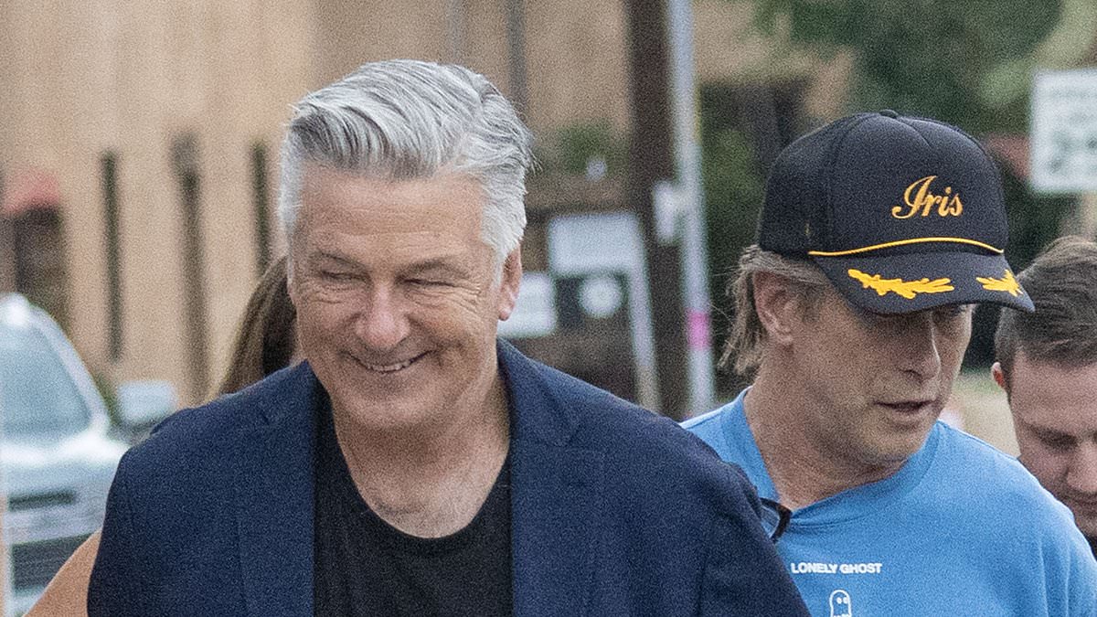 Alec Baldwin Celebrates With Family at New Mexico Restaurant After Dramatic Dismissal of Manslaughter Charges Following Evidentiary Drama in Santa Fe Courtroom