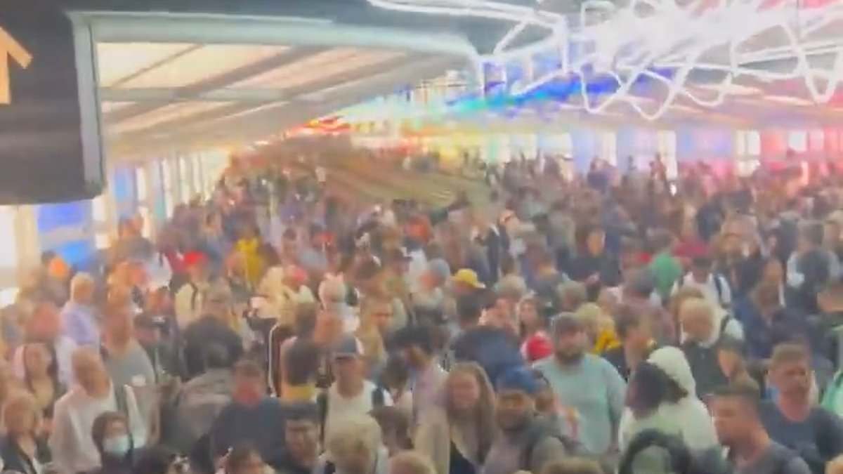 Passengers Stranded at Chicago O’Hare Airport as Severe Storms and Tornadoes Disrupt Flights